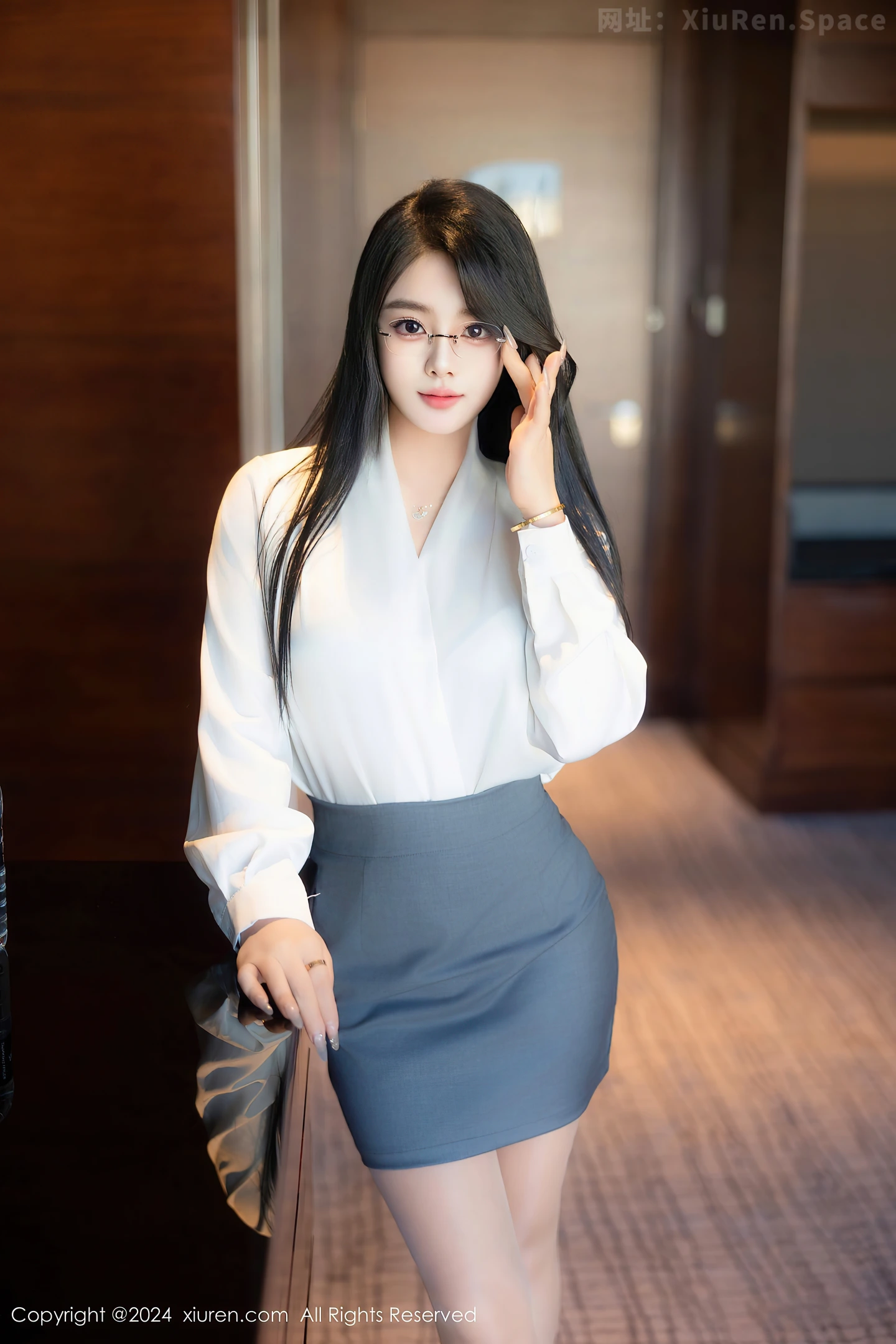 图片[2]-[XiuRen秀人网]VOL.8989 新人模特麦田性感白色OL服饰露蓝色内衣配超薄肉丝撩人诱惑写真83P-秀人网官方网站